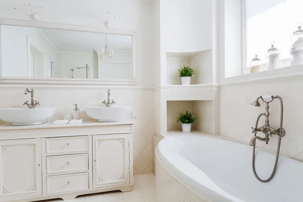 Salle de bain légère avec deux lavabos — Photo