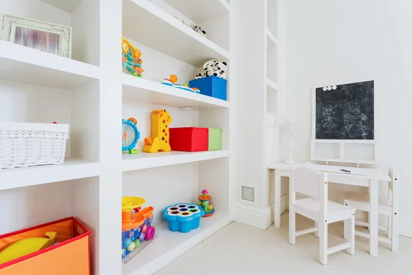 Mobiliario blanco en habitación infantil — Foto de Stock
