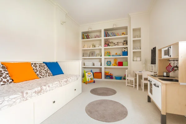 Kind kamer in eenvoudige stijl — Stockfoto