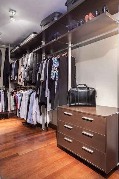 Geräumige begehbare Garderobe — Stockfoto