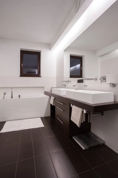 Banheiro moderno e funcional — Fotografia de Stock