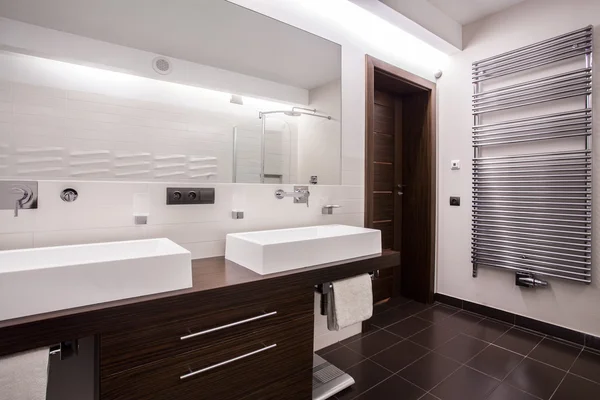 Современная стерильная ванная комната — стоковое фото