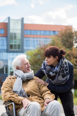 Torunu ve devre dışı Dede