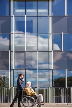 Komuta sizde tekerlekli sandalyede iterek