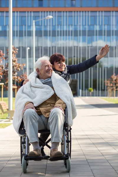 Med handikappade mannen för en promenad — Stockfoto