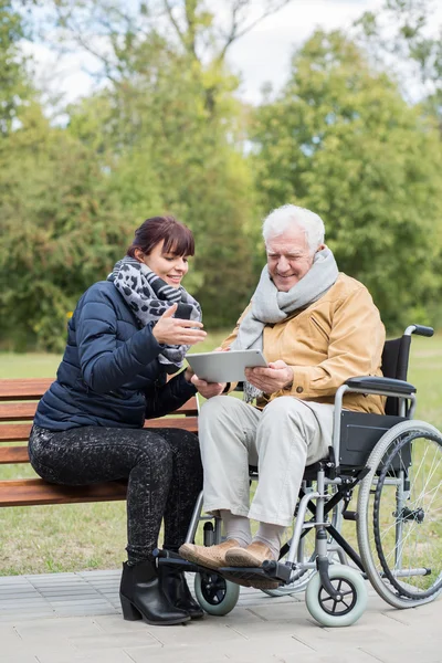 Äldre man med tablett — Stockfoto