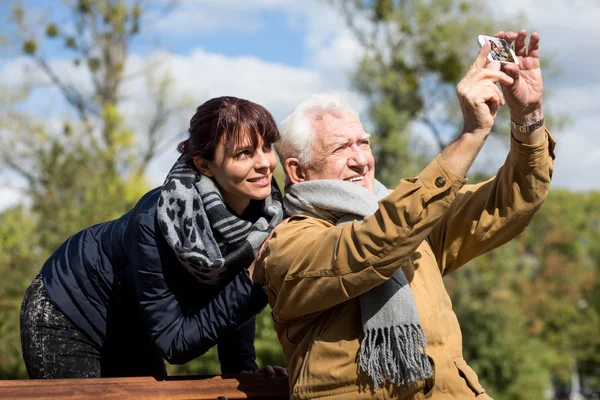 Senior macht ein Selfie — Stockfoto