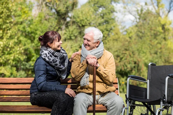 Äldre man och vårdare — Stockfoto