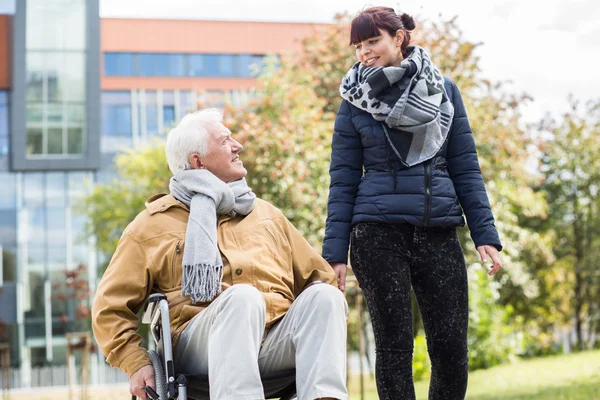 Uomo anziano e caregiver — Foto Stock