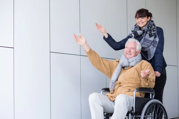 Reizen in een rolstoel — Stockfoto