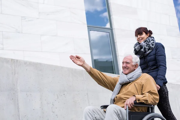 Glada funktionshindrade äldre man — Stockfoto
