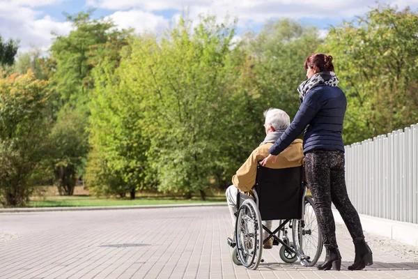 Disabled senior in the park — Stock Photo, Image