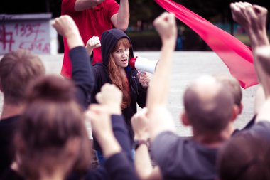 Kalabalık hükümete karşı protesto
