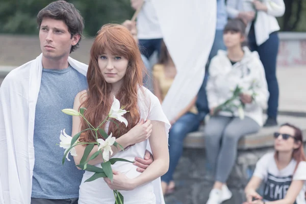 Protesterende vrouw met witte lilly — Stockfoto