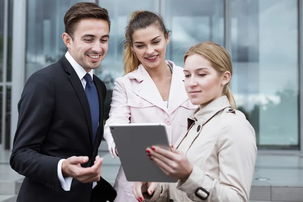 Funcionários corporação com tablet — Fotografia de Stock