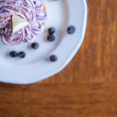 Lezzetli kek plaka üzerinde