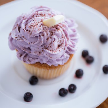 İştah açıcı muffin Böğürtlenli krema ile