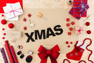 Noel hediyeleri sarmak için ayarla