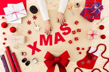 Noel hazırlıkları sırasında kişi