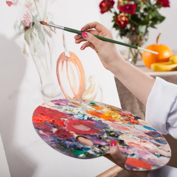 Jonge getalenteerde vrouw schilderij — Stockfoto