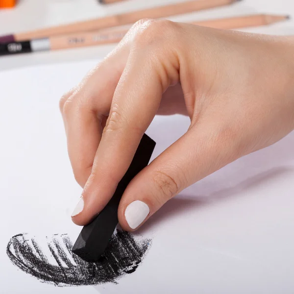 Hand paints black pastel on paper — Stock Photo, Image