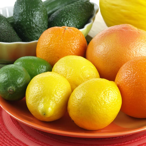 Šťavnaté citrusové plody na oranžové desku, náměstí — Stock fotografie