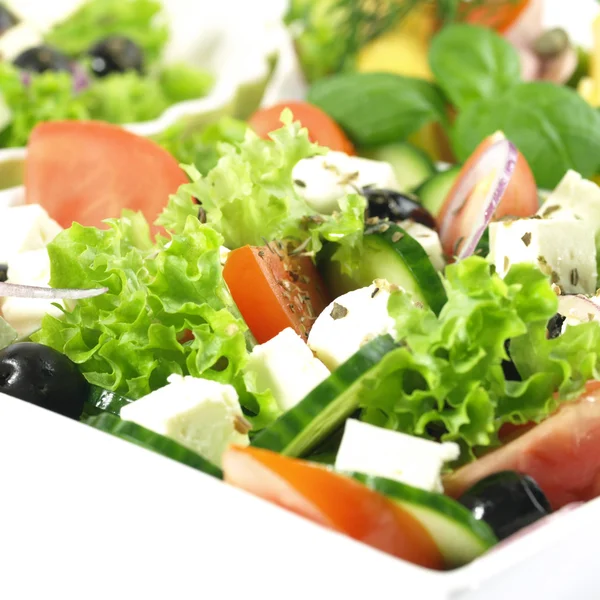 Closeup Řecký salát s čerstvou zeleninou — Stock fotografie