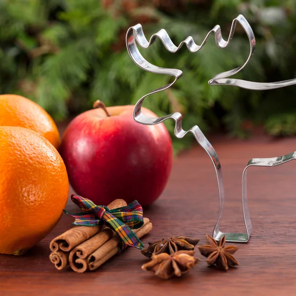 Sabores navideños y cortador de galletas — Foto de Stock