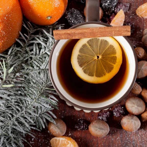 Heißer Wintertee im Becher — Stockfoto