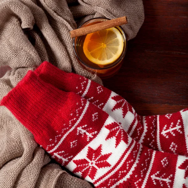 Calcetines cálidos de invierno y té caliente — Foto de Stock