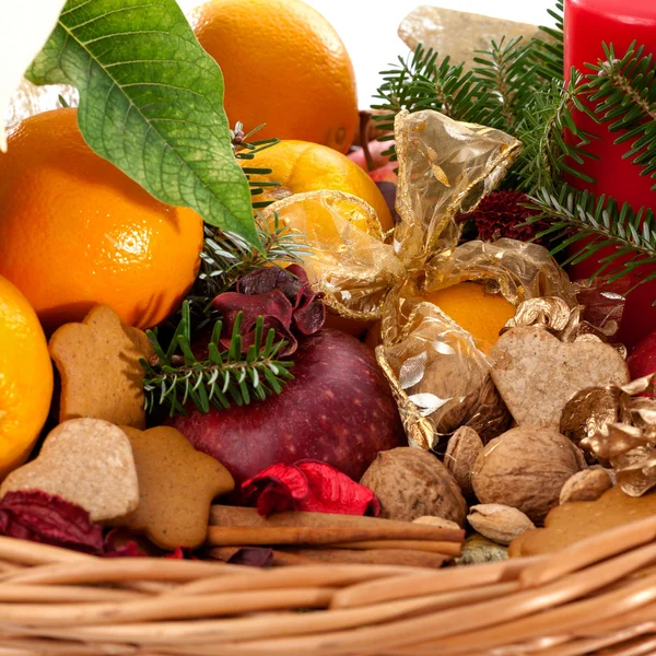 Frutas, frutos secos y panes de jengibre en cesta — Foto de Stock