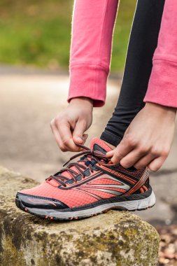 Koşu önce bağlı kız ayakkabılar