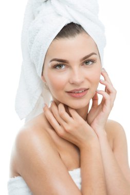 Çekici kız onun yüzüne dokunmak