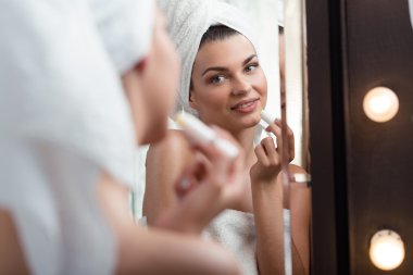 Gülümseyen kız ruj holding