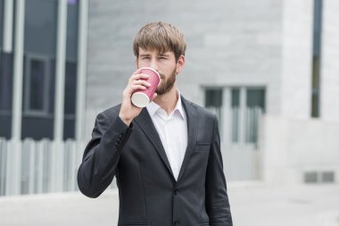 Genç bussinessman ve kahve