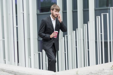 merdivenlerden yukarı yürümek