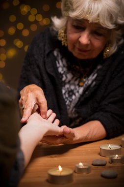 Elden gelecekteki gaipten haber verme