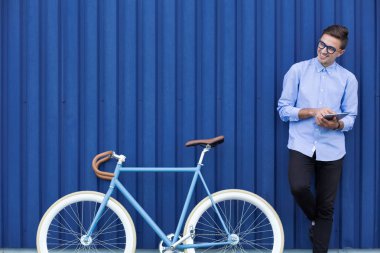 Bisiklet ve tablet ile işadamı