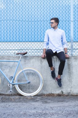 Düşük duvarda oturan işadamı