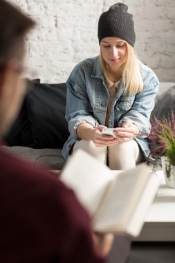 Telefondaki kadın manifatura