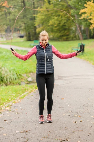 Woman training on jumping rope in park — Stock Photo, Image