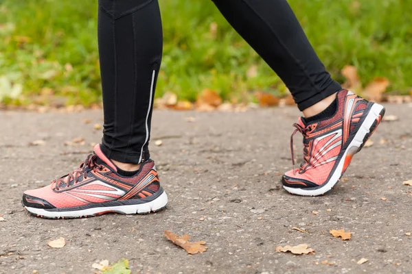 Primer plano de los zapatos sportswoman — Foto de Stock