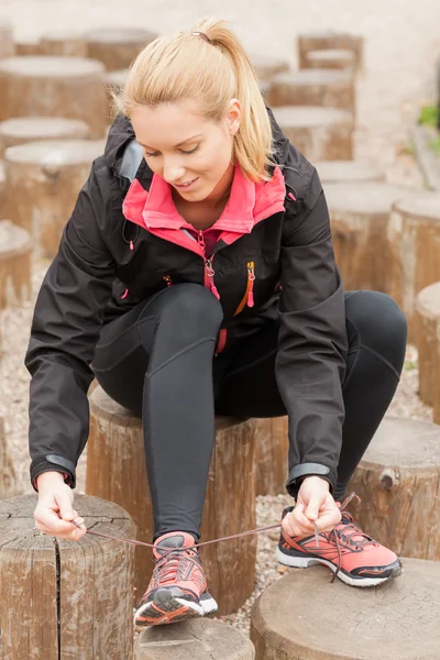 Sportlerin in der Pause Turnschuhe gebunden — Stockfoto