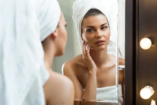 Mädchen inspiziert ihre Haut — Stockfoto