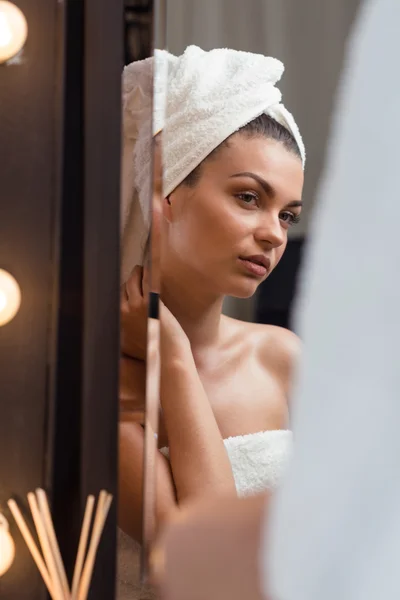 Riflessione di una donna seducente — Foto Stock