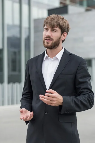 Ung affärsman utanför — Stockfoto