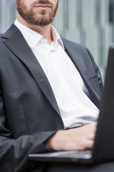 Man werkt op laptop — Stockfoto