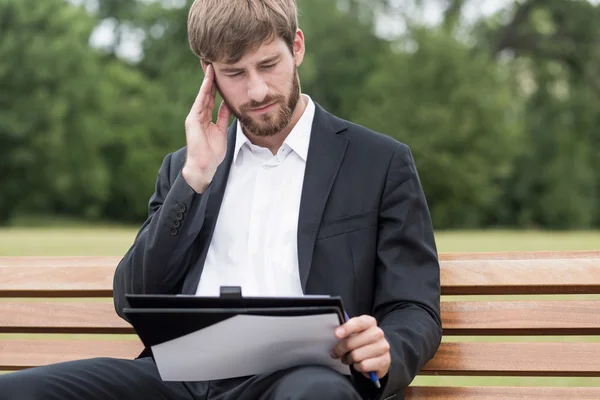 Hombre cansado con exceso de trabajo — Foto de Stock