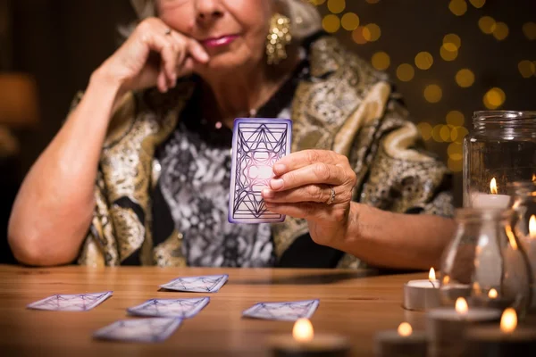 Decir la fortuna de las cartas del tarot — Foto de Stock