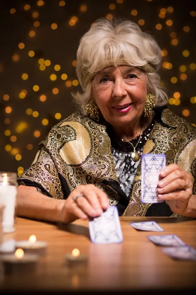 Fortuneteller using tarot cards — Stock Photo, Image
